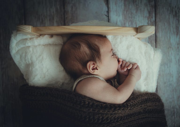 Mejor postura para dormir un bebé con mocos