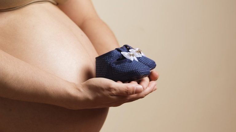 mujer con 40 semanas de embarazo y a punto de dar a luz